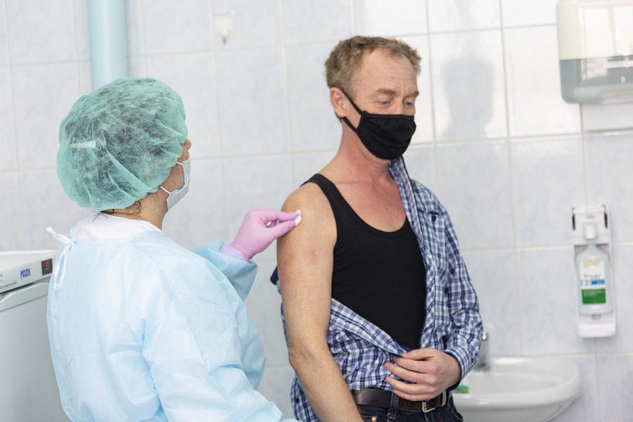 На «КАМАЗе» от коронавируса привиты более 70 процентов персонала